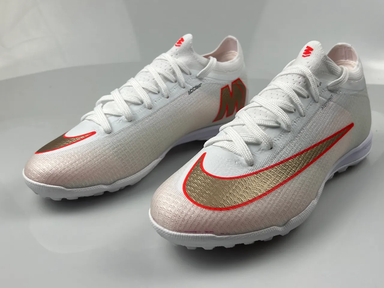 Nike Chaussures de football Turf à upper en maille blanc et or, Swoosh métallique 2