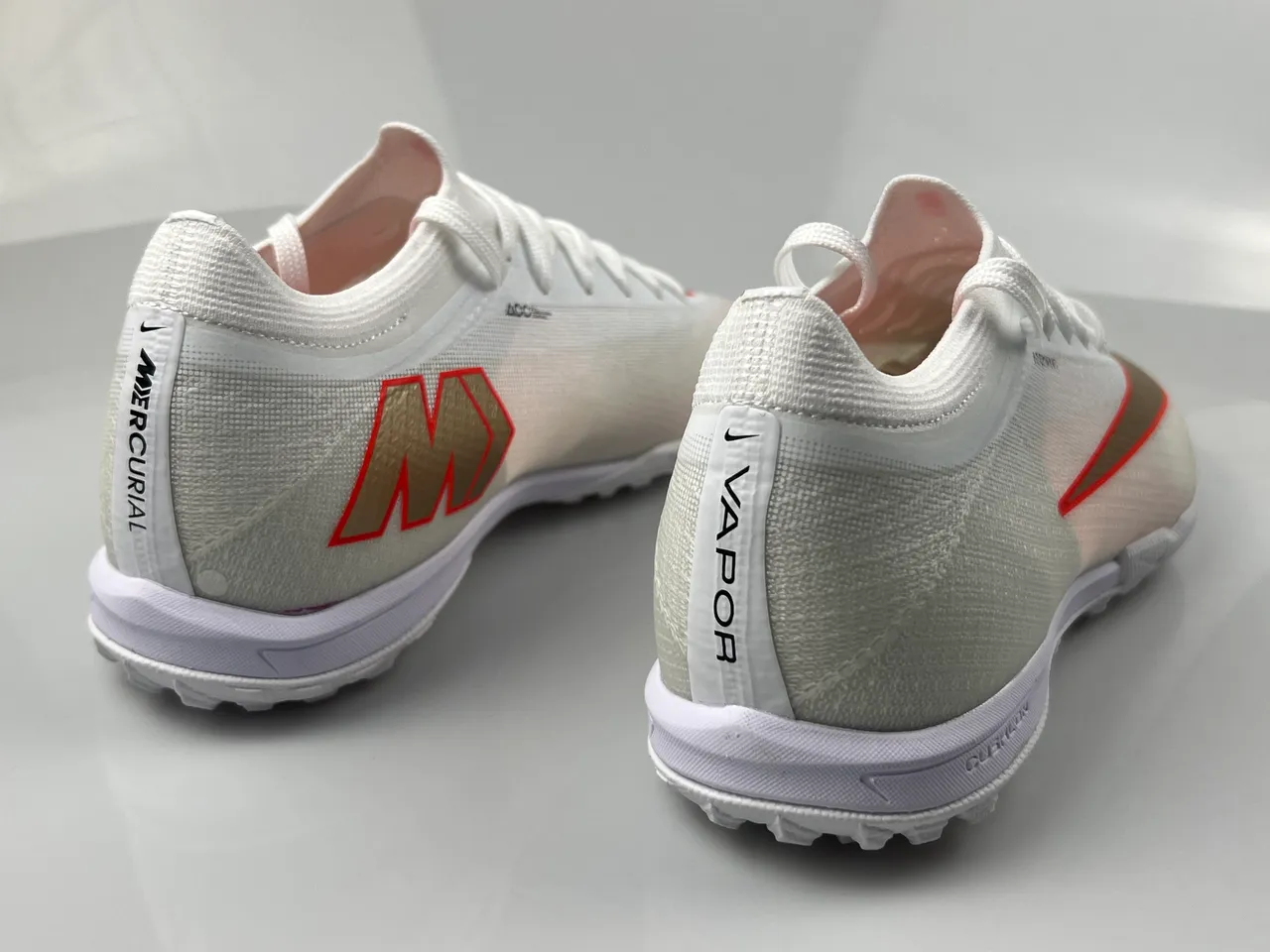 Nike Chaussures de football Turf à upper en maille blanc et or, Swoosh métallique 3
