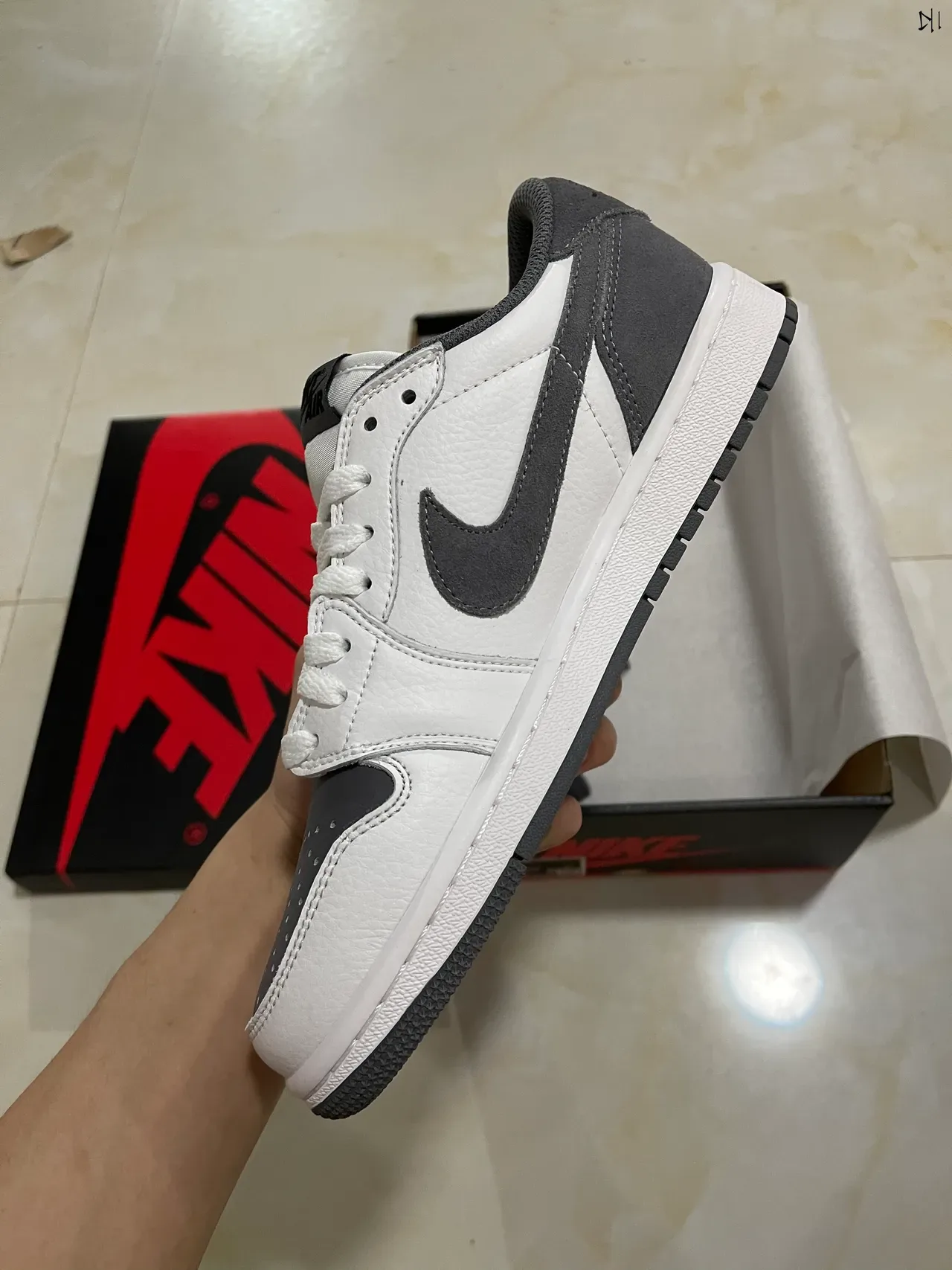 Nike Tênis Lifestyle Branco e Cinza Baixo Couro e Camurça 4