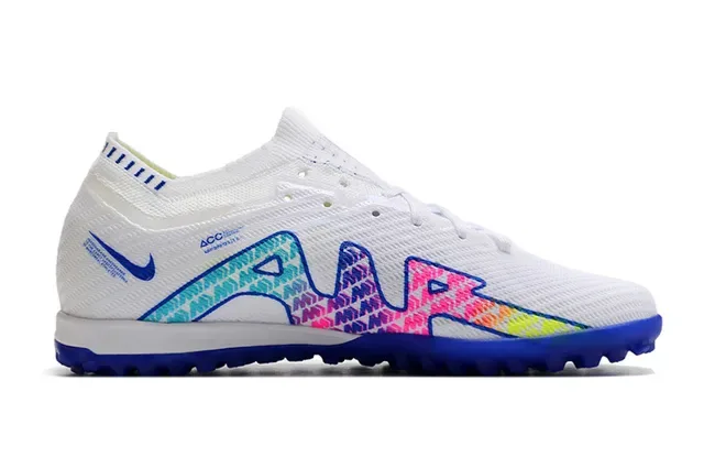 حذاء كرة القدم Turf نايك أبيض متعدد الألوان مع upper محبوكة بتدرج قوس قزح Swoosh 5
