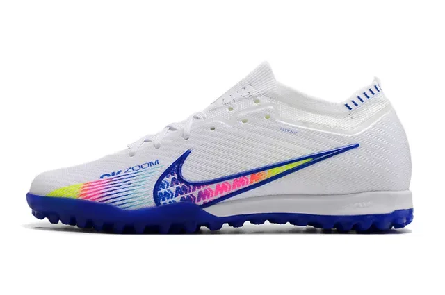 حذاء كرة القدم Turf نايك أبيض متعدد الألوان مع upper محبوكة بتدرج قوس قزح Swoosh 6