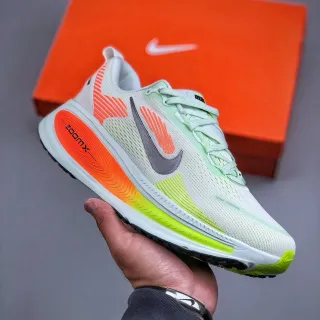 Nike zapatillas de running blancas y naranjas con upper de malla engineered full-length ZoomX foam midsole