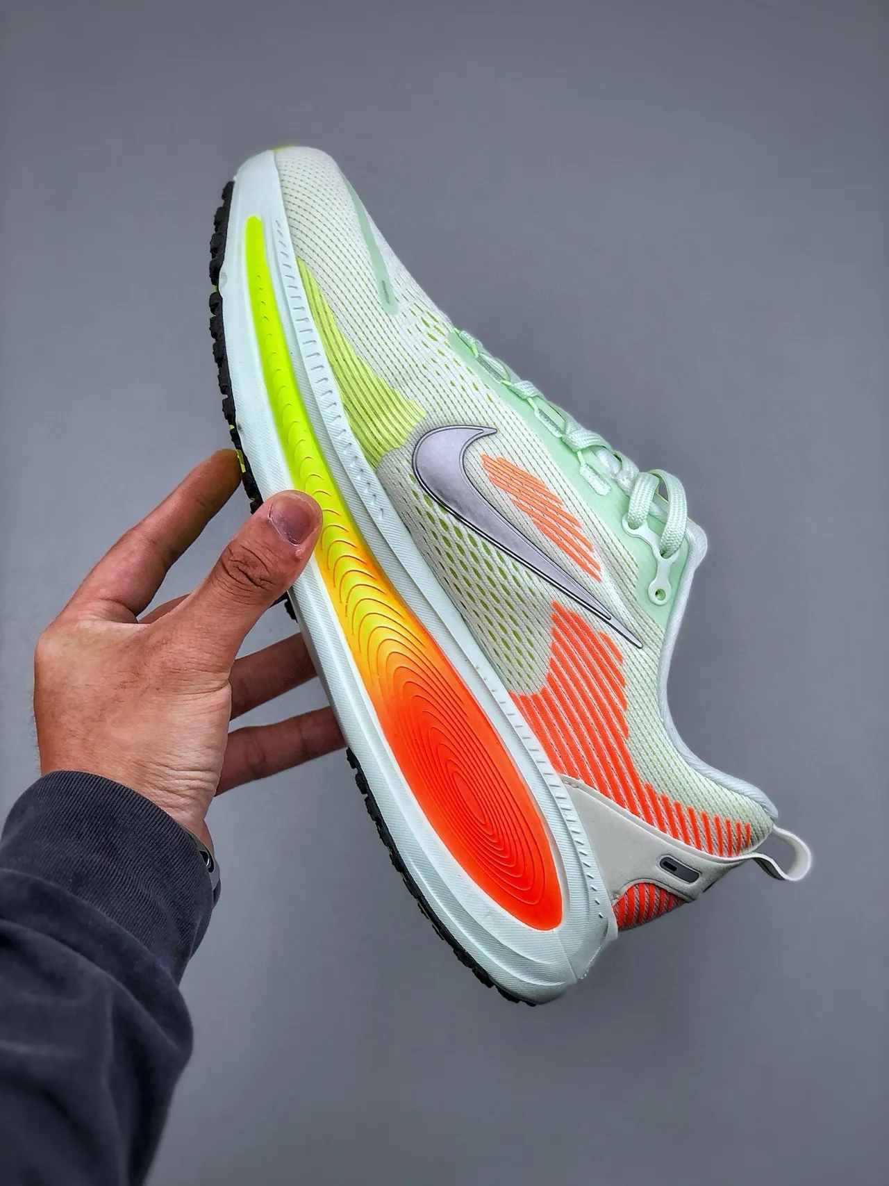 Nike zapatillas de running blancas y naranjas con upper de malla engineered full-length ZoomX foam midsole 2