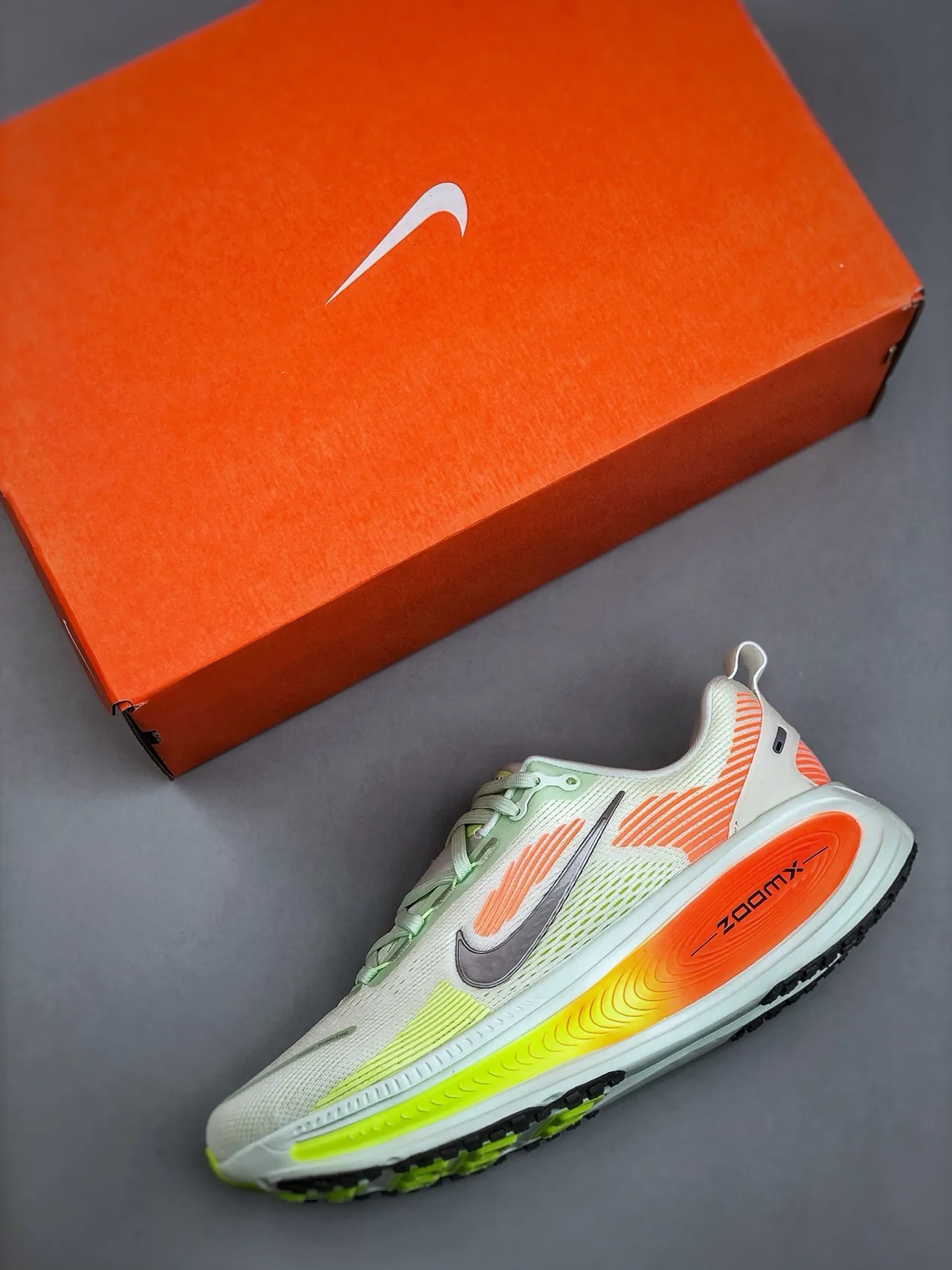 Nike zapatillas de running blancas y naranjas con upper de malla engineered full-length ZoomX foam midsole 3