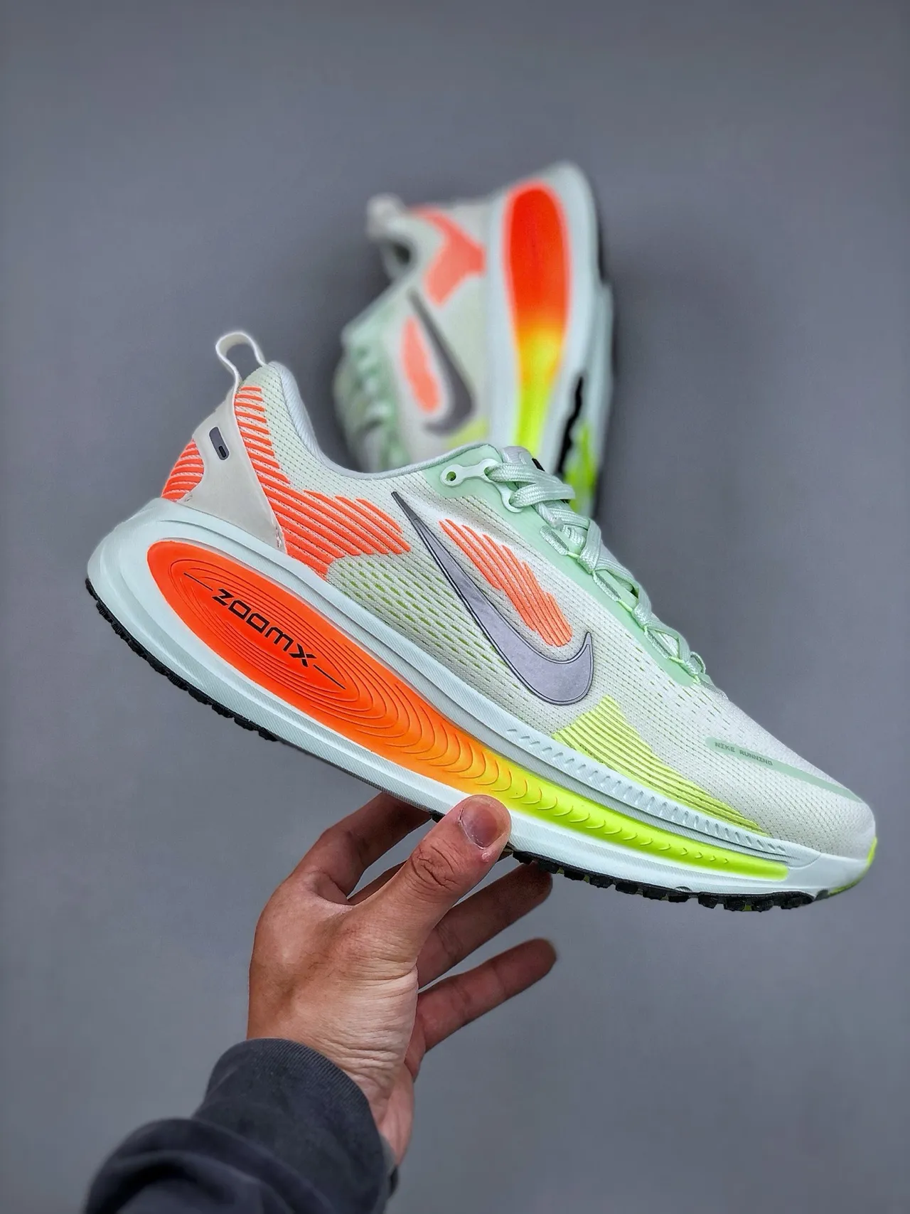 Nike zapatillas de running blancas y naranjas con upper de malla engineered full-length ZoomX foam midsole 4