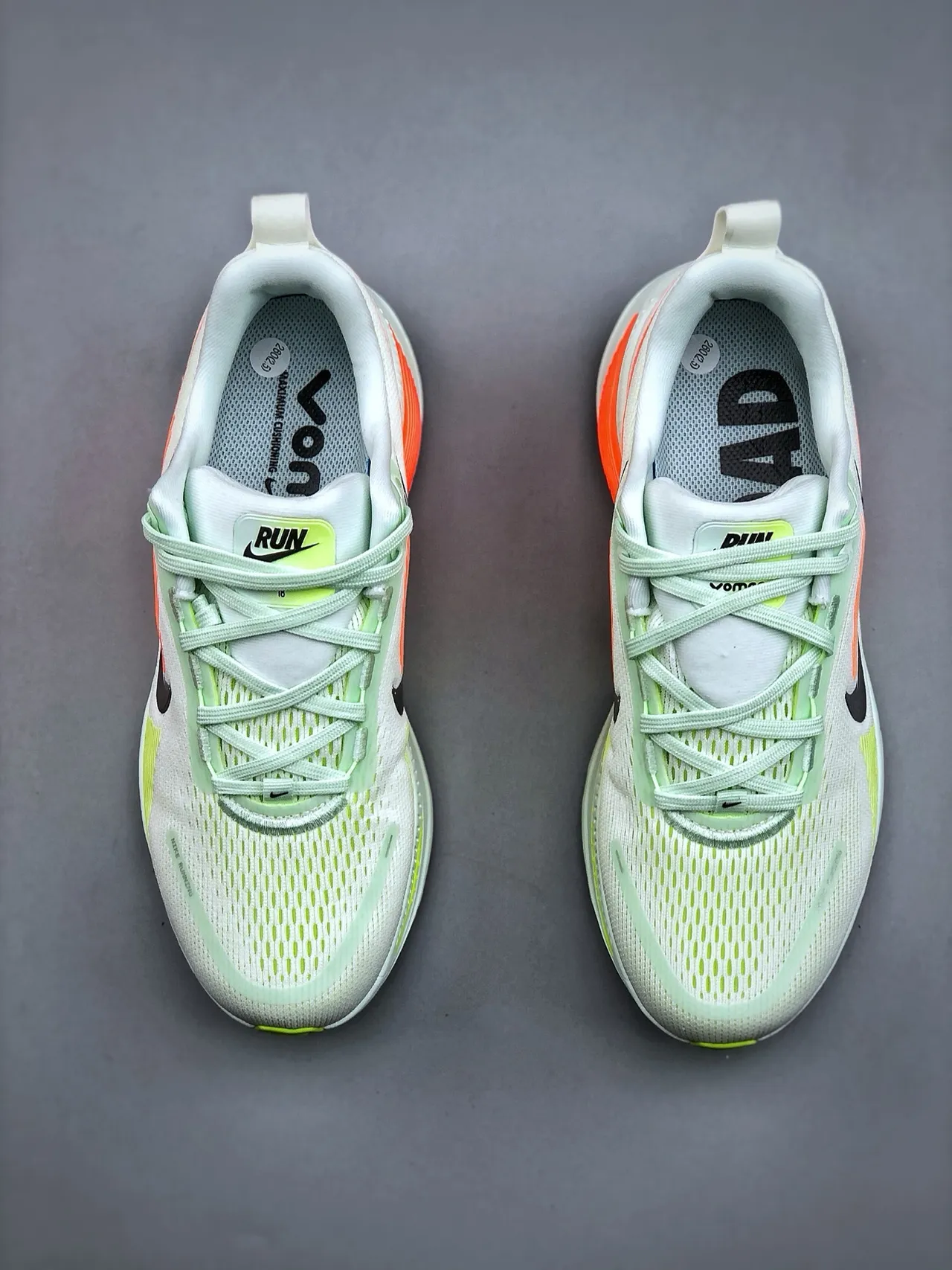 Nike zapatillas de running blancas y naranjas con upper de malla engineered full-length ZoomX foam midsole 5