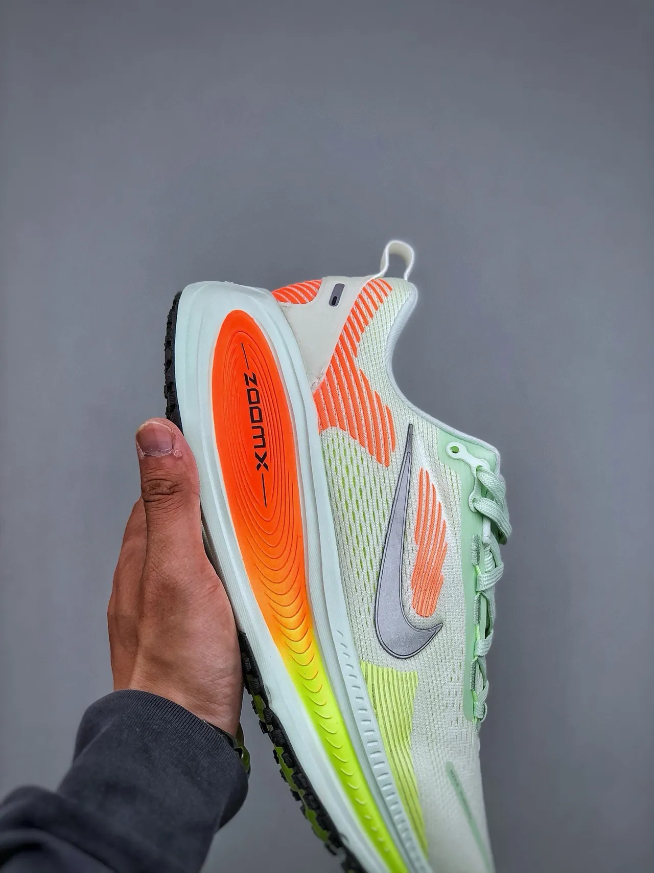 Nike zapatillas de running blancas y naranjas con upper de malla engineered full-length ZoomX foam midsole 6