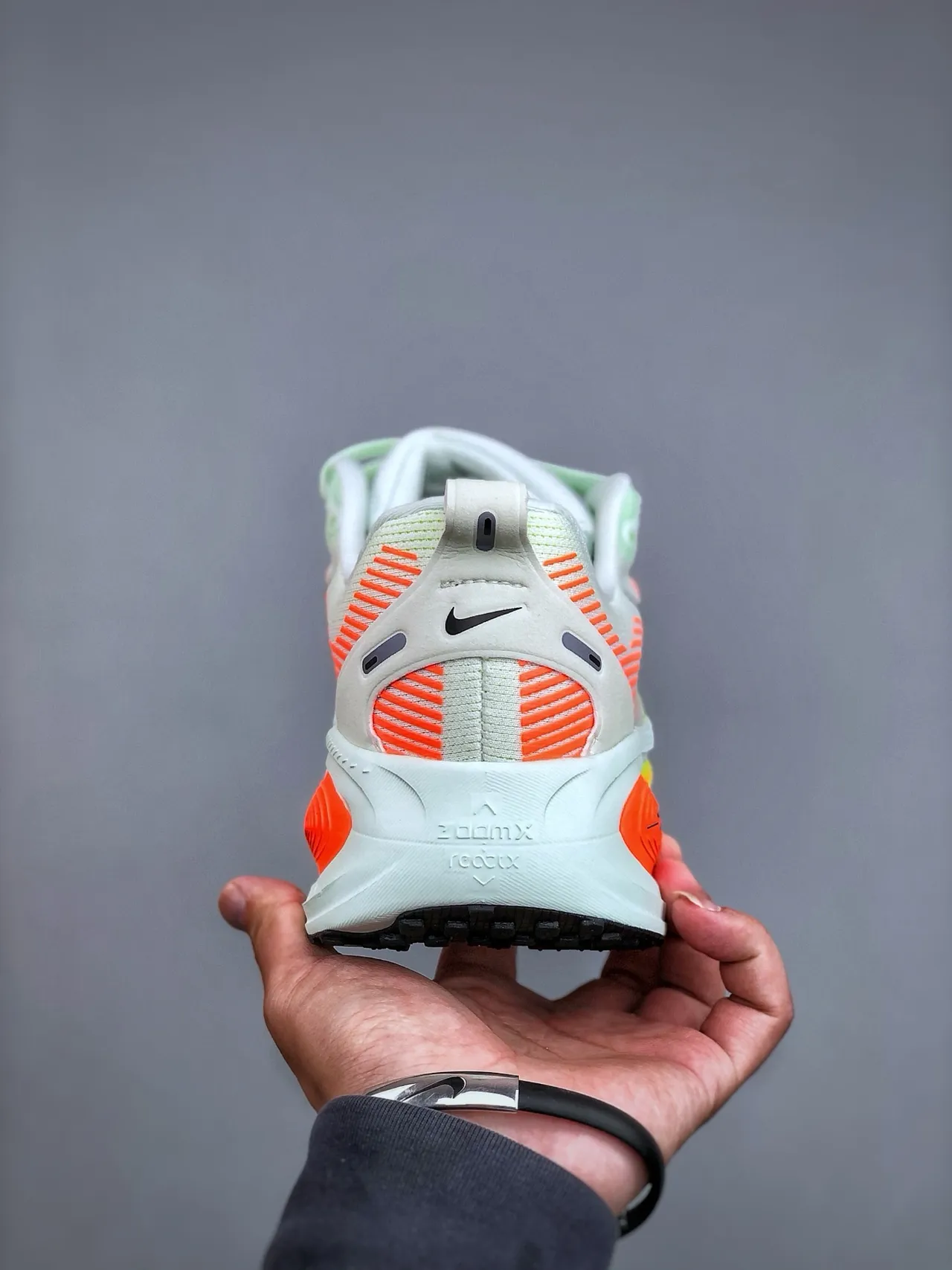 Nike zapatillas de running blancas y naranjas con upper de malla engineered full-length ZoomX foam midsole 7