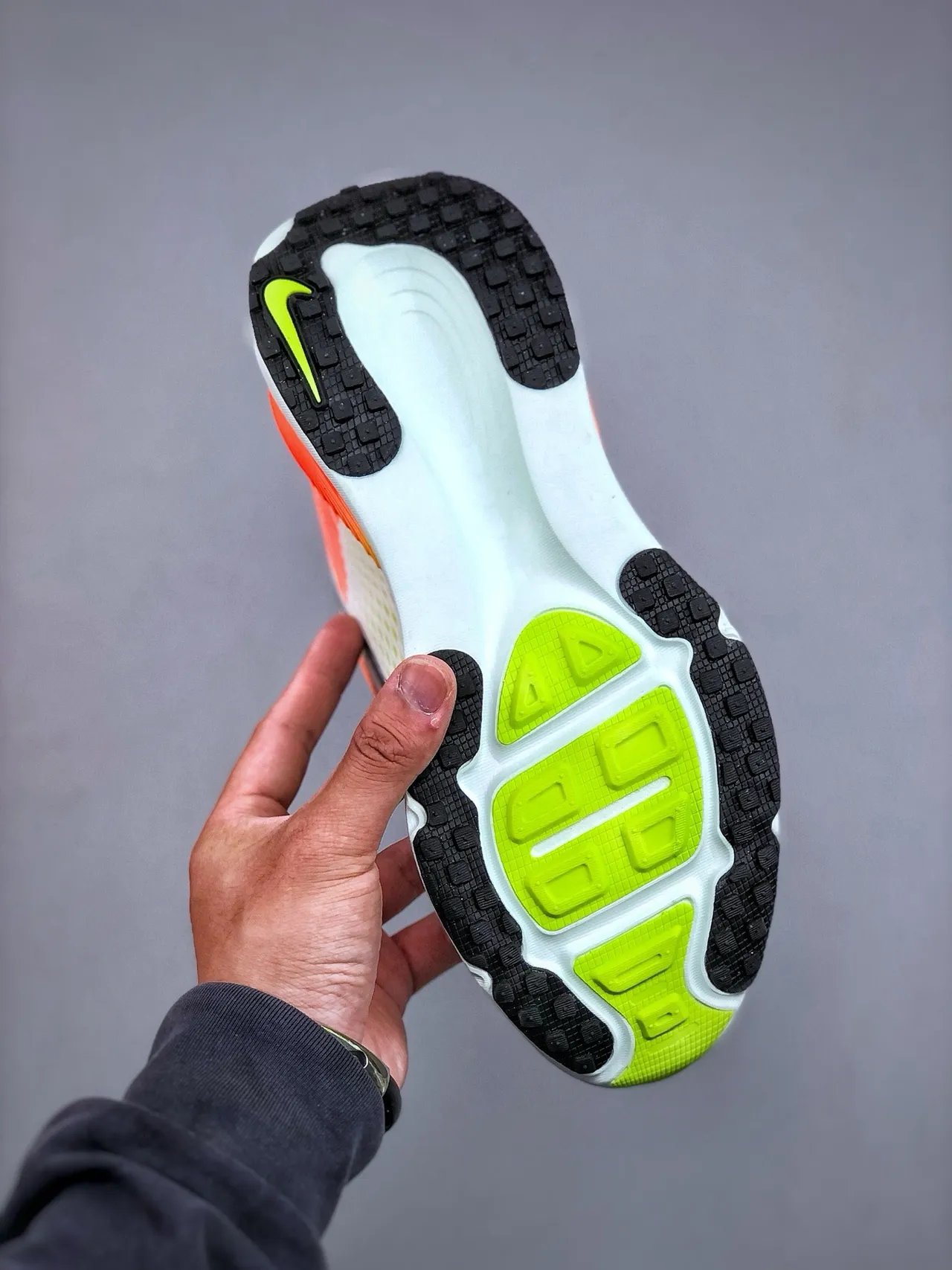 Nike zapatillas de running blancas y naranjas con upper de malla engineered full-length ZoomX foam midsole 8