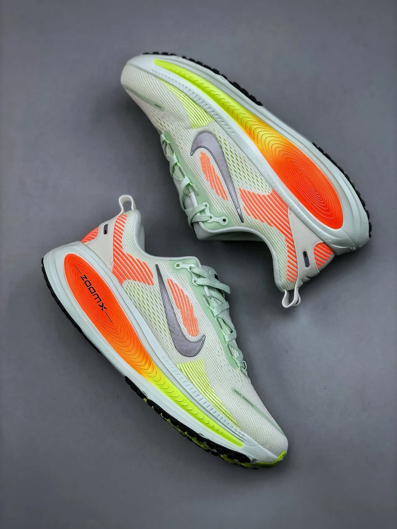 Nike zapatillas de running blancas y naranjas con upper de malla engineered full-length ZoomX foam midsole 9