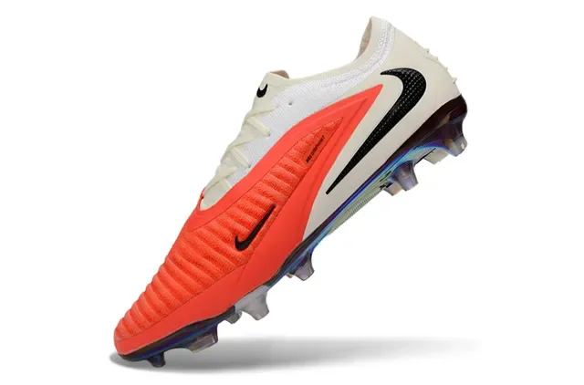 Nike أحذية كرة القدم بيضاء برتقالية منخفضة القطعة وجه علوي من الكروشيه مصنوعة اصطناعياً أمامية أرضية ثابتة 3