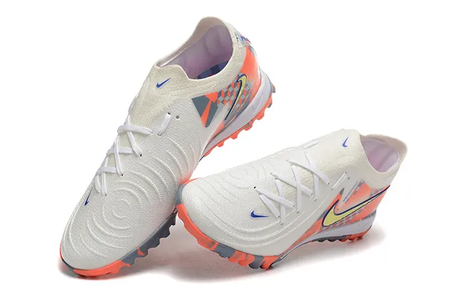 Nike Blanco Naranja Bajo Corte Parte Superior Sintética Patrón de Superposición Geométrica Zapatos de Fútbol Turf 3