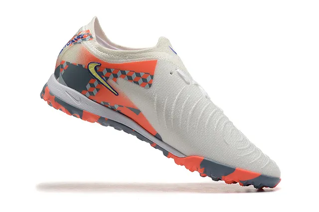 Nike Blanco Naranja Bajo Corte Parte Superior Sintética Patrón de Superposición Geométrica Zapatos de Fútbol Turf 4