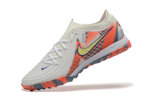 Nike Blanco Naranja Bajo Corte Parte Superior Sintética Patrón de Superposición Geométrica Zapatos de Fútbol Turf 5