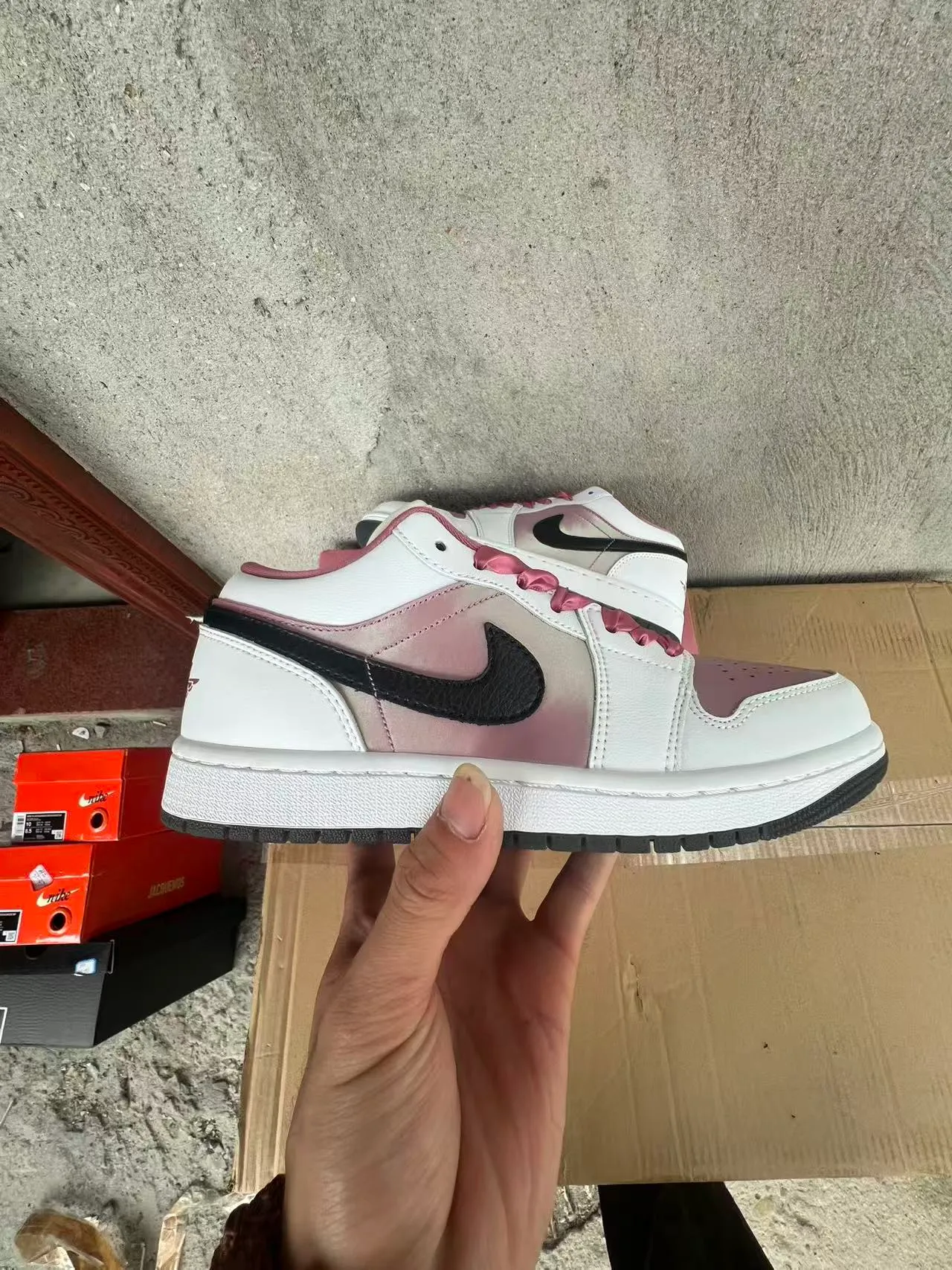 Nike White Pink Low-Top Padded Collar Lifestyle Sneakers 7