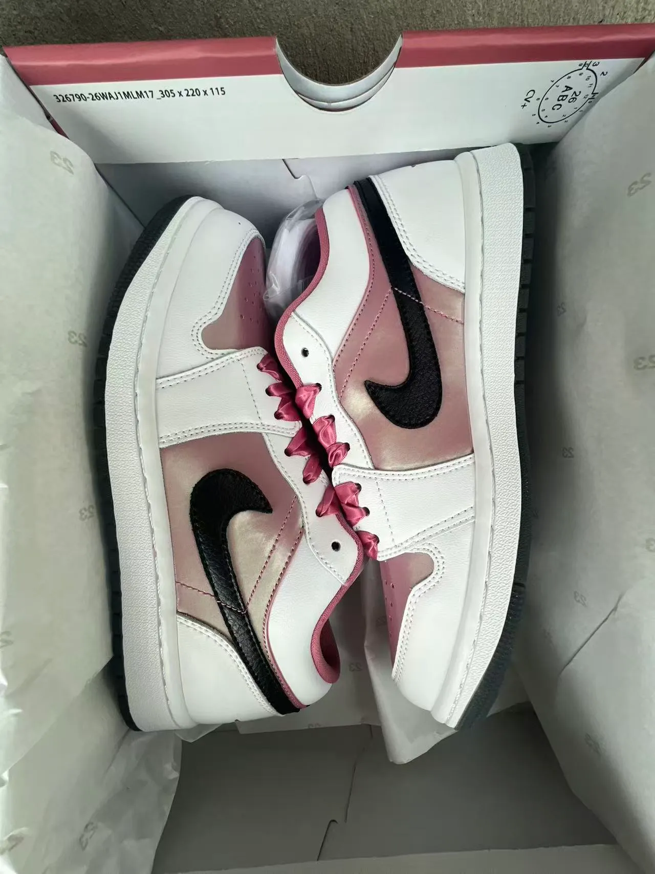 Nike White Pink Low-Top Padded Collar Lifestyle Sneakers 9