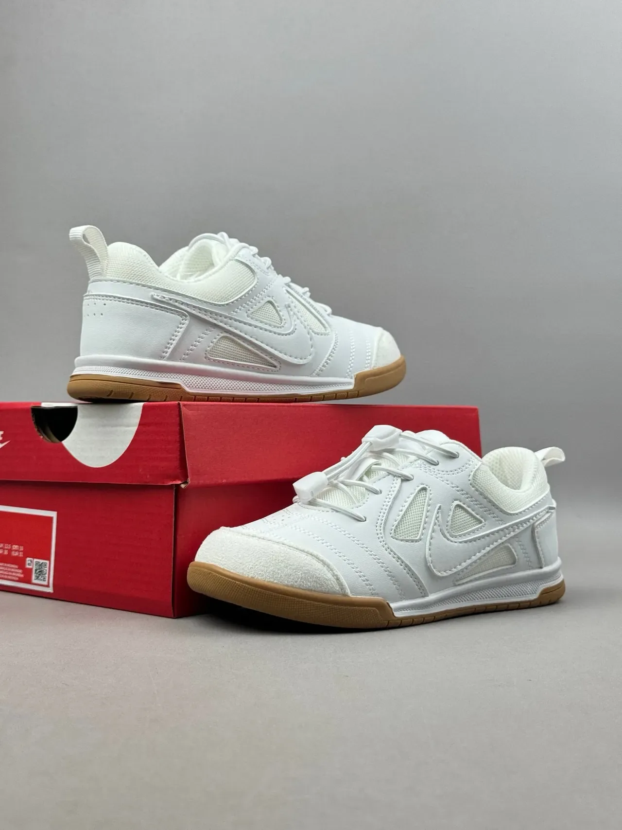 Nike White Red Low-Top Gum Sole Lifestyle Sneakers 22