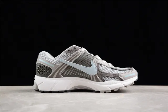 Nike Zoom 2K Gris Bleu Mailles et Synthétique Upper Cage Accent Léger Swoosh Chaussures de course 11