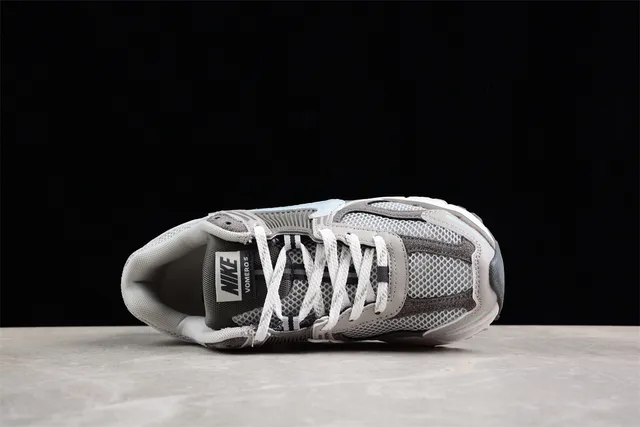 Nike Zoom 2K Gris Bleu Mailles et Synthétique Upper Cage Accent Léger Swoosh Chaussures de course 12