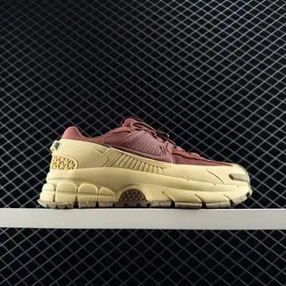Nike Zoom Vomero Roam بورجوندي وبيج تشانكي سنيكرز
