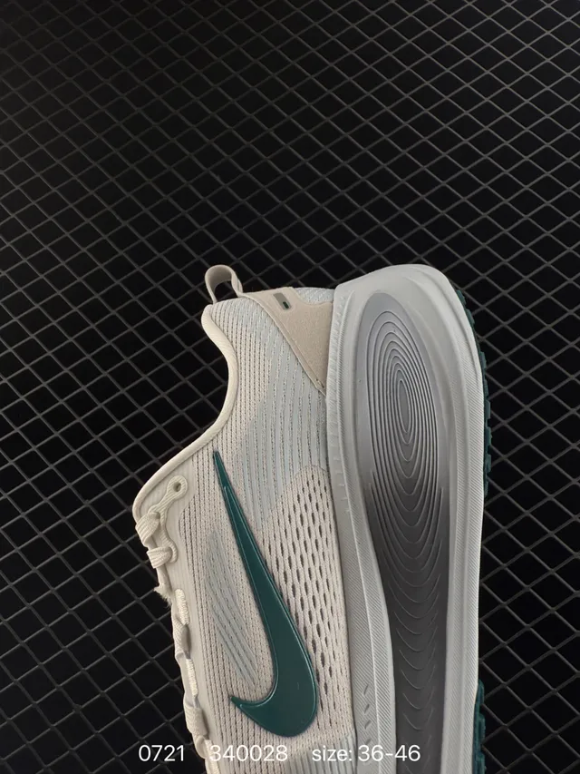 Nike ZoomX 米色和青绿工程网面跑鞋 4