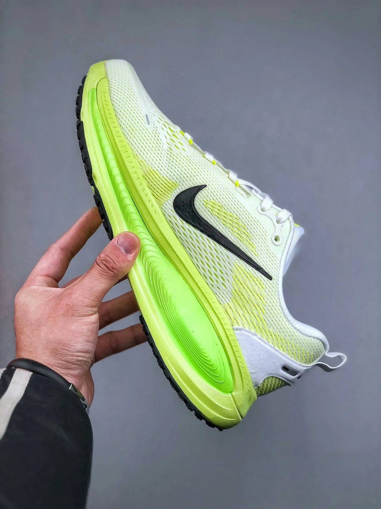 Nike ZoomX Invincible Run White Green Engineered Mesh Upper Full-Length Midsole Running Shoes 2