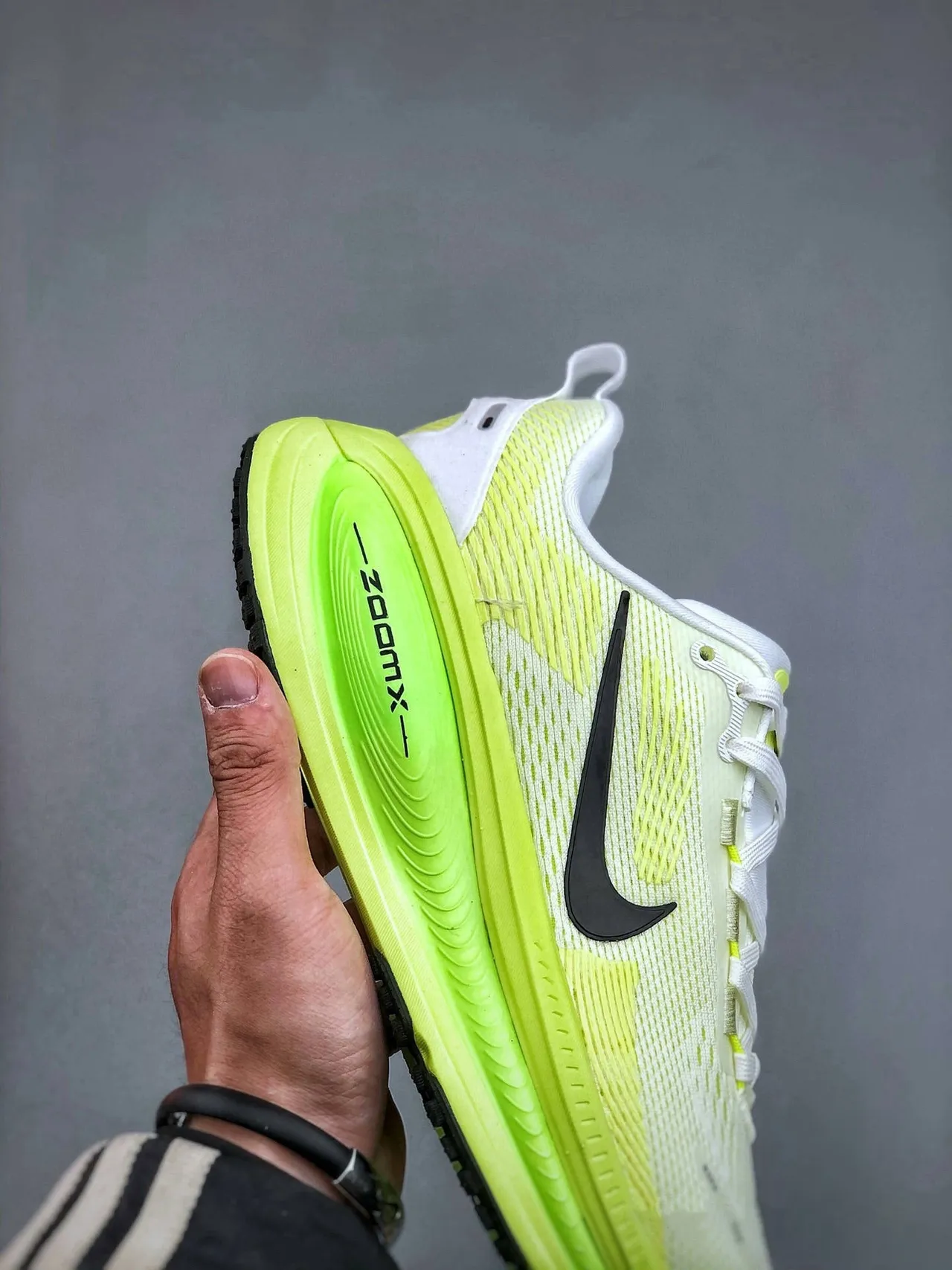 Nike ZoomX Invincible Run White Green Engineered Mesh Upper Full-Length Midsole Running Shoes 3