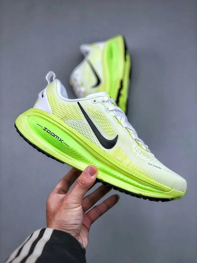 Nike ZoomX Invincible Run White Green Engineered Mesh Upper Full-Length Midsole Running Shoes 4