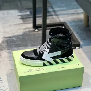 Off-White हाई टॉप कालो एवं सादा लाइफस्टाइल स्नीकर