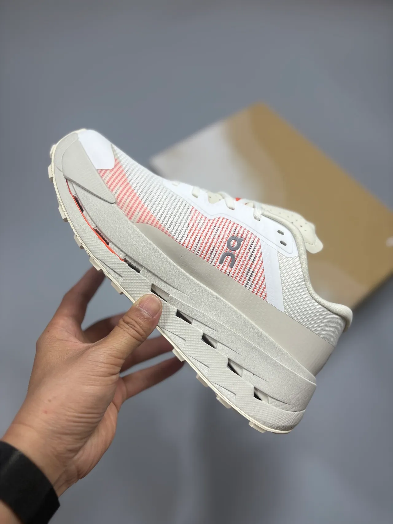 On Chaussures de course Beige Rouge Tige en mesh ingénierie Sculpté Canaux creux Semelle intermédiaire 3