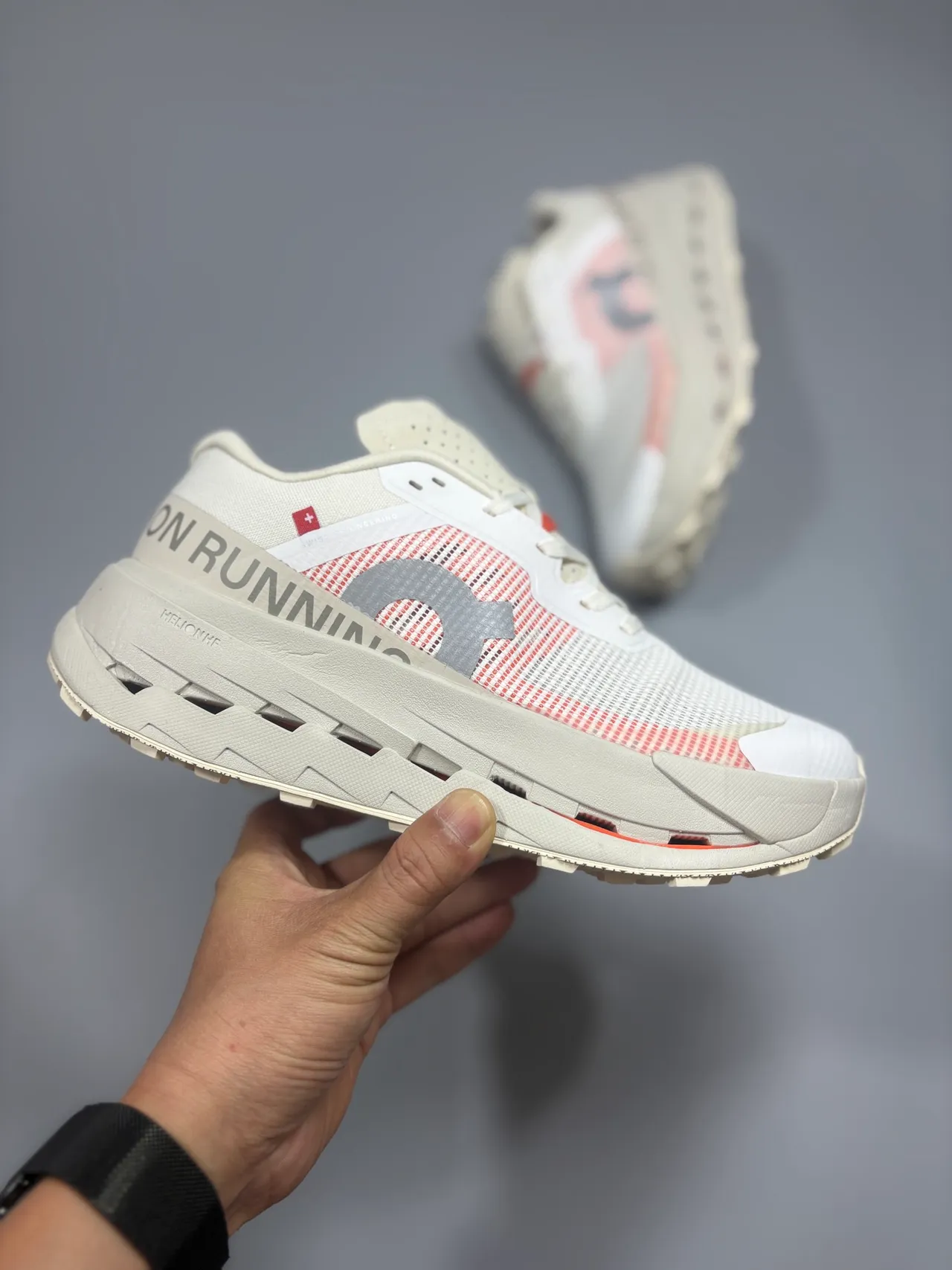 On Chaussures de course Beige Rouge Tige en mesh ingénierie Sculpté Canaux creux Semelle intermédiaire 4