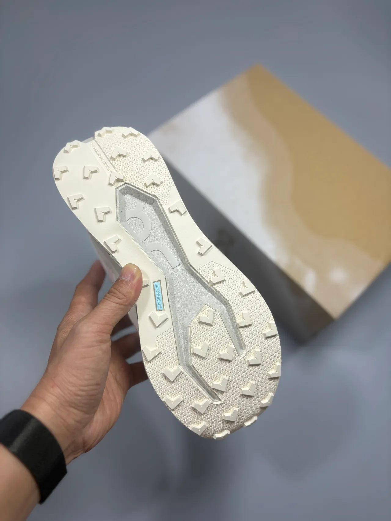 On Chaussures de course Beige Rouge Tige en mesh ingénierie Sculpté Canaux creux Semelle intermédiaire 6