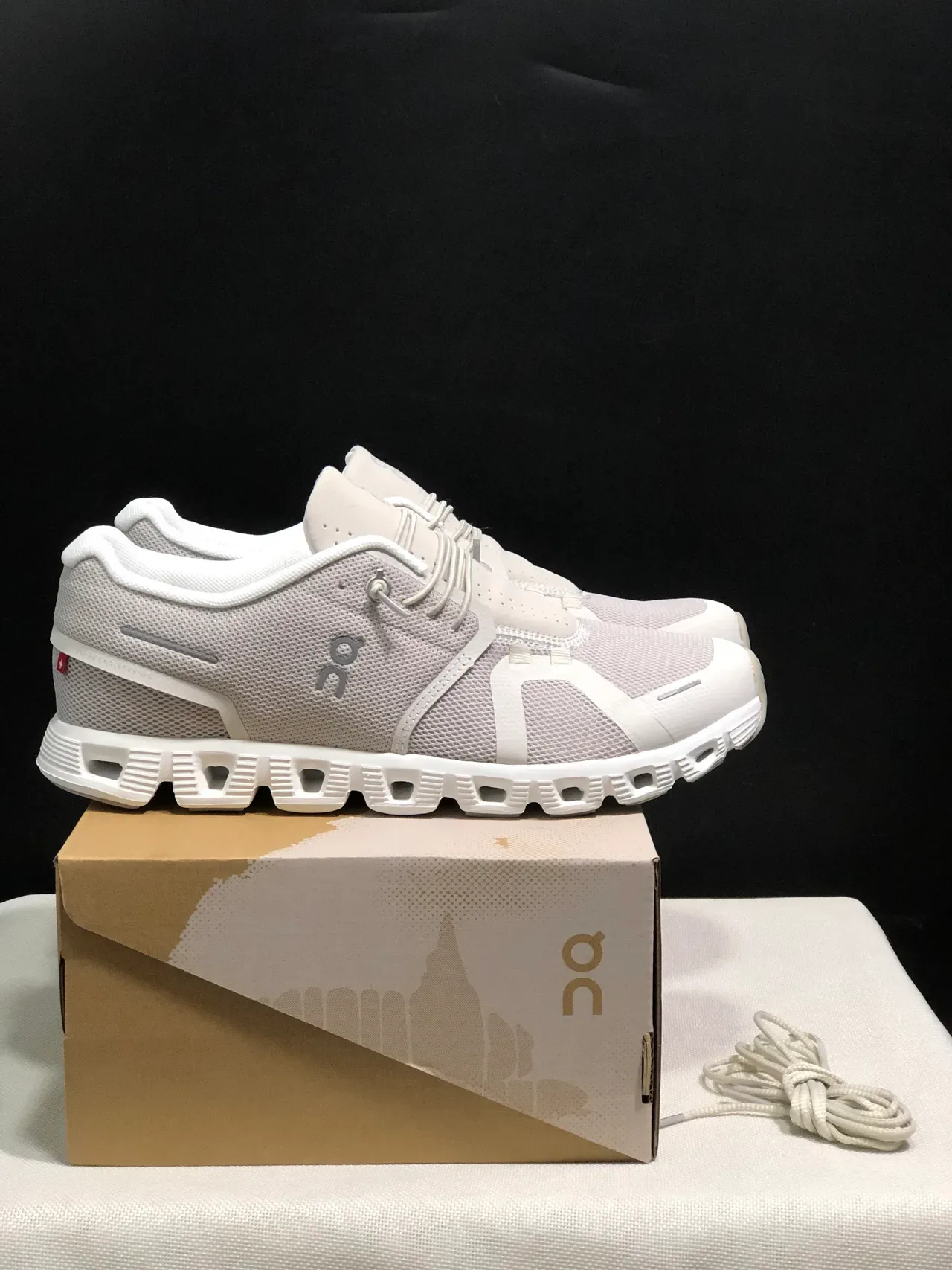 On Cloud Gray White Mesh Upper Segmented Midsole Lifestyle Sneakers 2