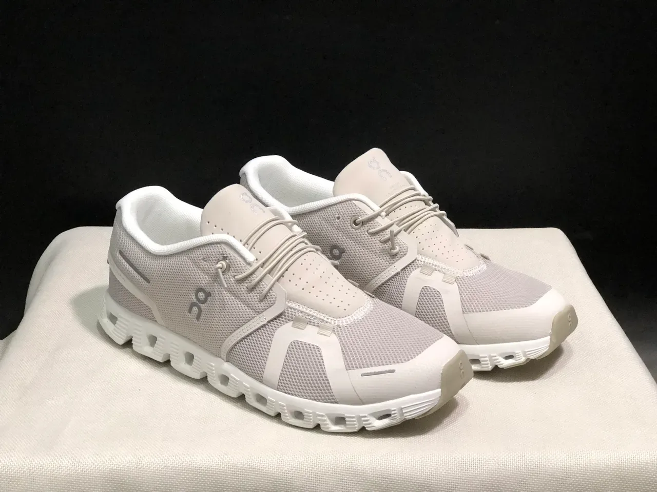 On Cloud Gray White Mesh Upper Segmented Midsole Lifestyle Sneakers 3