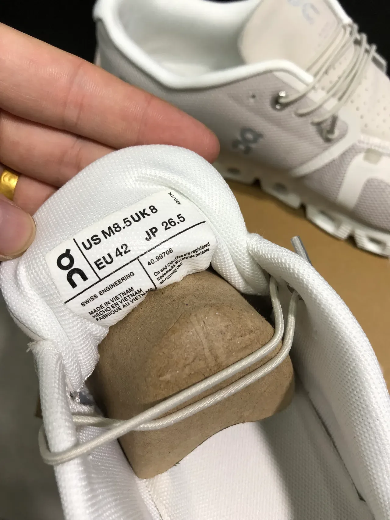 On Cloud Gray White Mesh Upper Segmented Midsole Lifestyle Sneakers 4