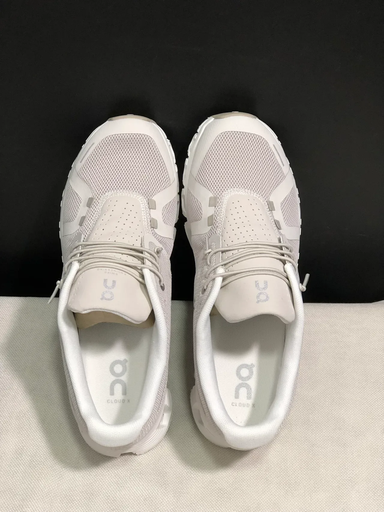 On Cloud Gray White Mesh Upper Segmented Midsole Lifestyle Sneakers 5