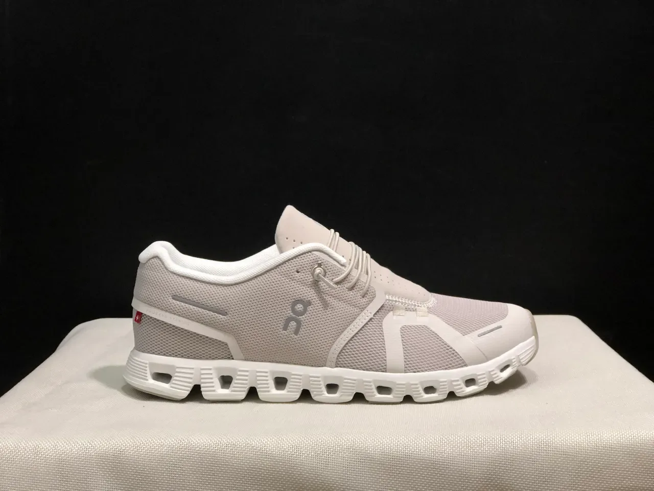 On Cloud Gray White Mesh Upper Segmented Midsole Lifestyle Sneakers 6