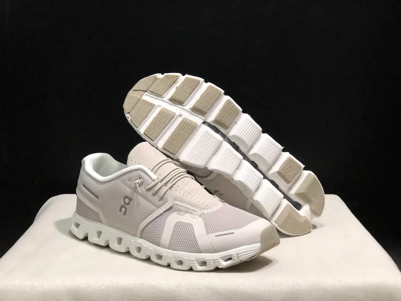 On Cloud Gray White Mesh Upper Segmented Midsole Lifestyle Sneakers 7