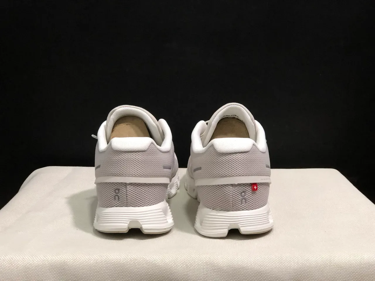 On Cloud Gray White Mesh Upper Segmented Midsole Lifestyle Sneakers 8