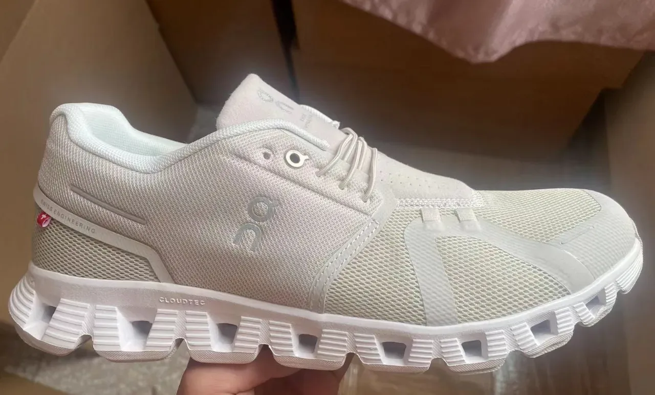 On Cloud Gray White Mesh Upper Segmented Midsole Lifestyle Sneakers 9