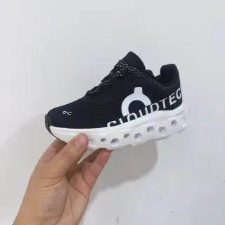 On Cloudmonster Off-White et Black sneakers lifestyle 3