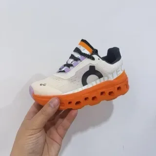 On Cloudmonster Off-White et Black sneakers lifestyle 4
