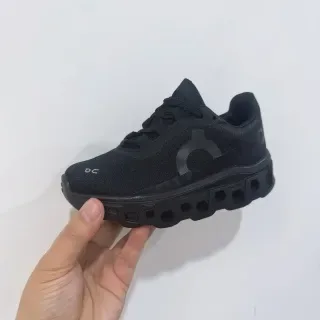 On Cloudmonster Off-White et Black sneakers lifestyle 5