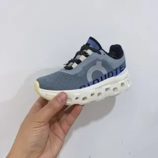 On Cloudmonster Off-White et Black sneakers lifestyle 6