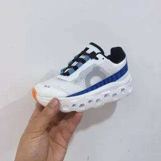 On Cloudmonster Off-White et Black sneakers lifestyle 7