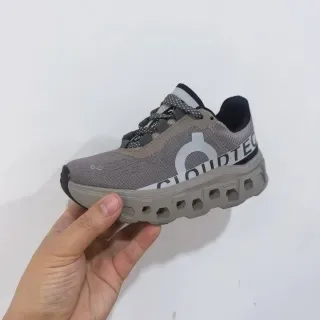 On Cloudmonster Off-White et Black sneakers lifestyle 8