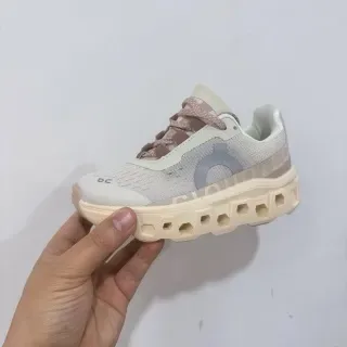 On Cloudmonster Off-White et Black sneakers lifestyle 9