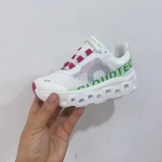 On Cloudmonster Off-White et Black sneakers lifestyle 10