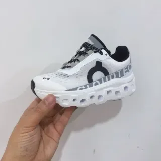 On Cloudmonster Off-White et Black sneakers lifestyle 11