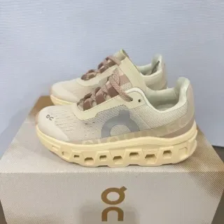 On Cloudmonster Off-White et Black sneakers lifestyle 12